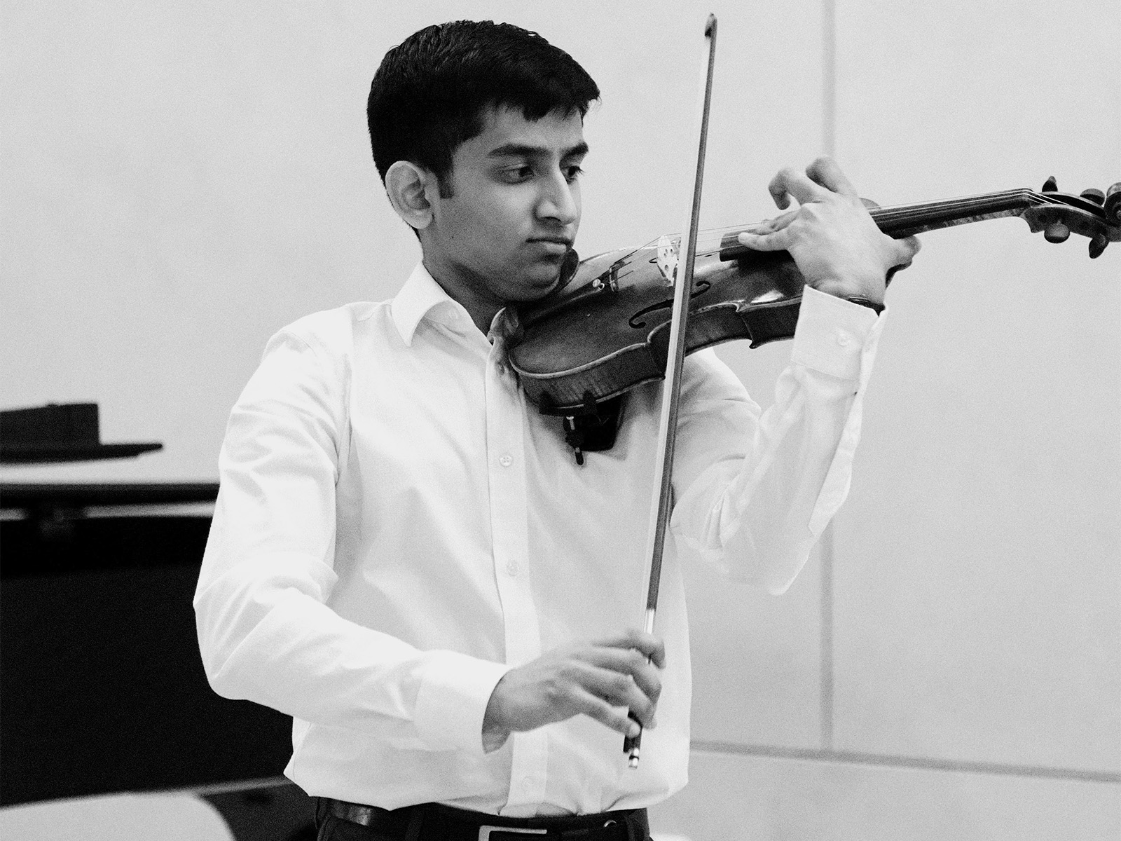 Shashank Krishnan playing the violin